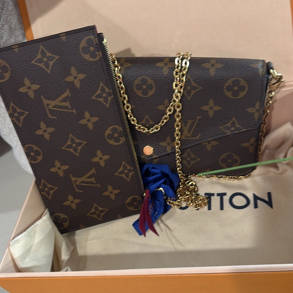 Authentic LV Felicie Pochette!!! With zippered insert, Chain, dust bag and box - Picture 9 of 17